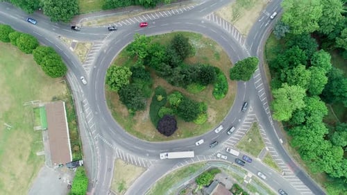 Aerial Nature Aroundabout mit Fahrzeugen 4k