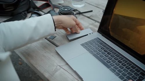 Freelance Digital Nomad Use Kartenadapter auf Laptop