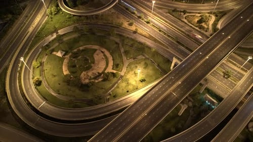 4K : Un Drone Hyperlapse a tiré au-dessus d'une route de jonction à plusieurs niveaux.