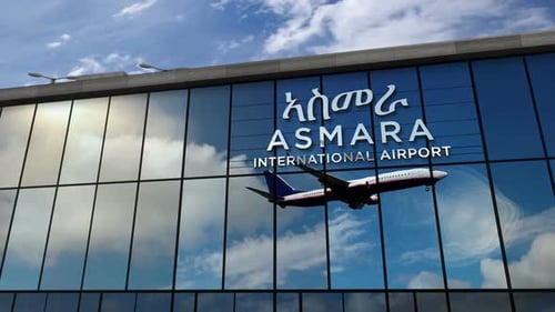 Un avion atterrissant à l'aéroport d'Asmara, en Érythrée, reflété dans le terminal