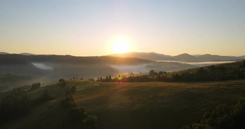 Niebla en las montañas de los Cárpatos. Amanecer sobre las montañas