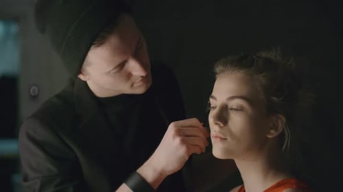 Modell für das Fotoshooting vorbereiten