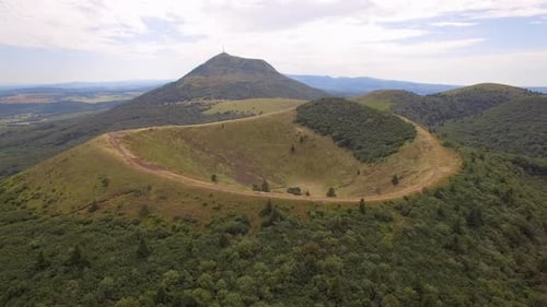 Vista aérea desde un Zumbido del Puy de Dome, un volcán con cúpula de lava en Francia.