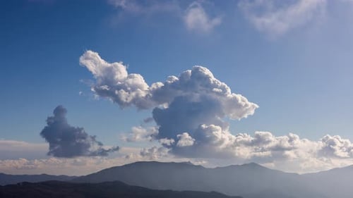 Montagnes de Tavertet avec nuages de Culumus