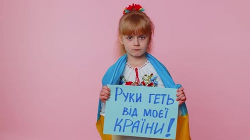 Traduction ukrainienne Hands Off From My Country Little Kid Holding Inscription Crisis Stop War