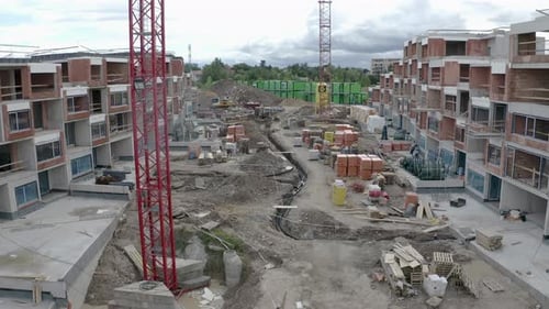 Construcción de nuevos bloques de apartamentos, grúas, zanja, material, tiro Zumbido.