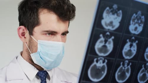 Médico mirando radiografías