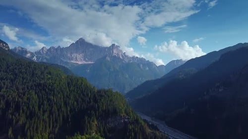Fantastische Luftaufnahme der Dolomiten in den italienischen Alpen