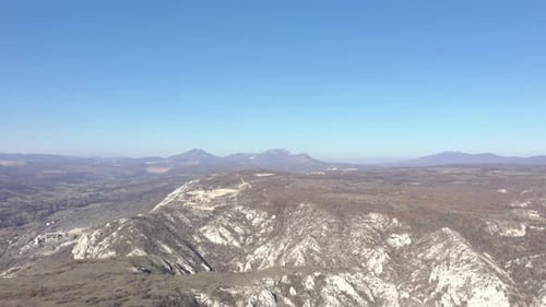Descendiendo por el valle con las montañas Deli Jovan Krsh y Stol en segundo plano (Vídeo aéreo en 4K)
