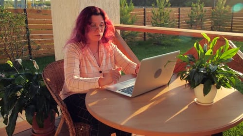 Frau, die per Online-App auf dem Laptop Videokonferenz mit ihrer Freundin abhält