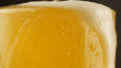 Nahaufnahme Hintergrund des Gießens von Bier mit Blasen und Schaum im Glas