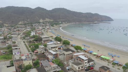 Vista aérea de Puerto Lopez, uma vila de pescadores no Equador,