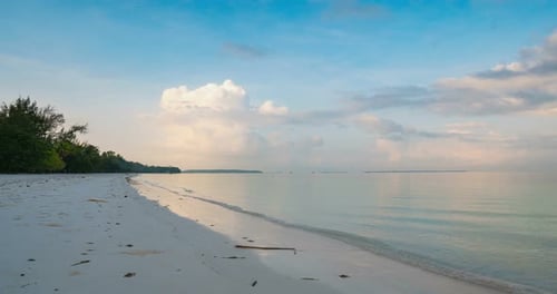 Zeitraffer: Sonnenaufgang über tropischem Strand Karibik Meer bunter dramatisch Himmel Movi