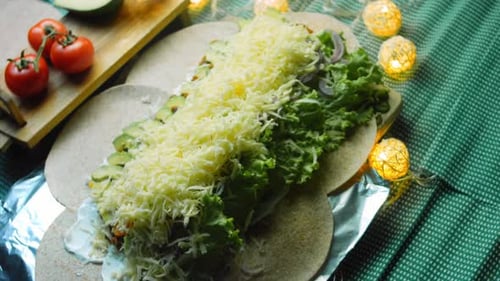 Der Küchenchef arrangiert die Tomatenrutschen über dem Burrito