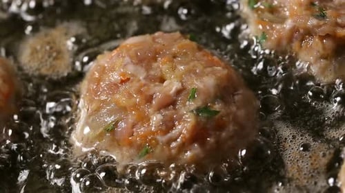 In Öl gebratene Fleischbällchen