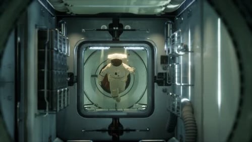 Astronaut in der Orbital-Raumstation