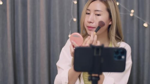Hermosa joven asiática bloguera de belleza influencer maquilladora.