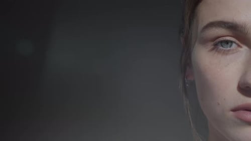 Foto de media cara de una mujer joven y hermosa