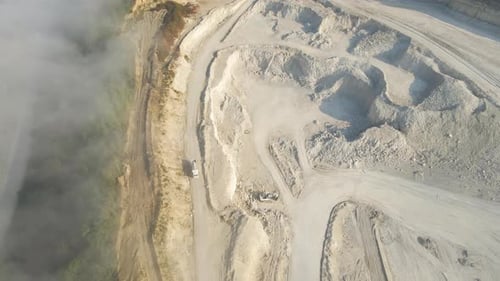 Luftaufnahme des Tagebaus von Kalksteinmaterialien für die Bauindustrie mit Baggern und