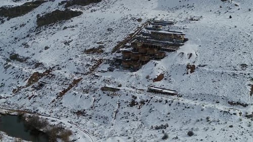 Un Zumbido orbita alrededor del oxidado Old Tintic Mill en Geneloa, Utah, revelando los tanques de agua en descomposición, la lixiviación