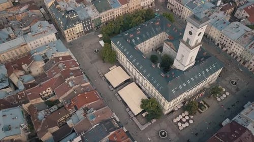 Images aériennes Drone de la ville européenne de Lviv, en Ukraine. Vol au-dessus de la partie ancienne populaire de la vieille ville
