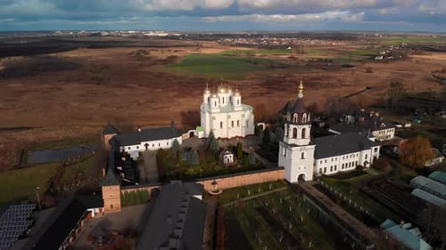 Schöne Aussicht auf das Zimnensky Svyatogorsky Kloster von oben.