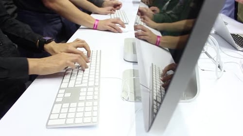 Frau arbeitet am Computer und benutzt Smart Watch