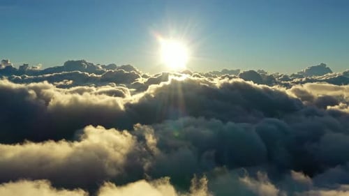 Vue aérienne des nuages et du soleil du matin