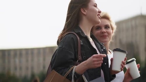 Friends Walk City Leisure Women Coffee Street