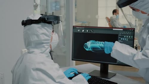Équipe d'orthodontistes examinant la radiographie de la dentition