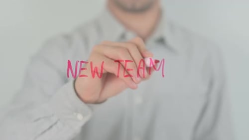 Neues Team, das mit der Hand auf dem Bildschirm schreibt