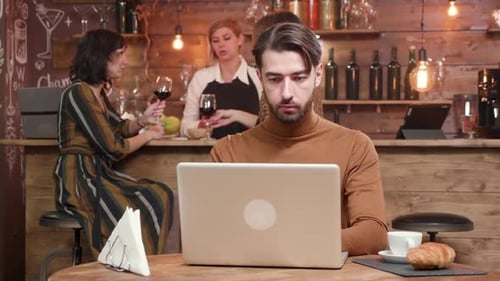Junger Geschäftsmann beendet seine Arbeit, schließt seinen Laptop und geht in Eile