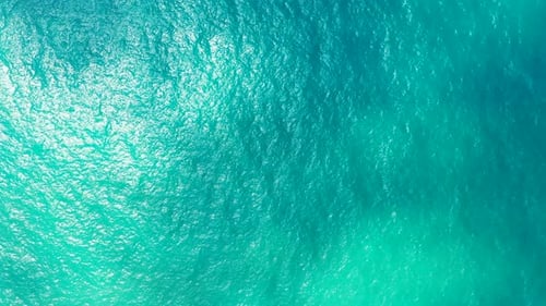 Wunderschöne abstrakte Aufnahme eines weißen Sandparadiesstrandes und türkisfarbenem Wasserhintergrund