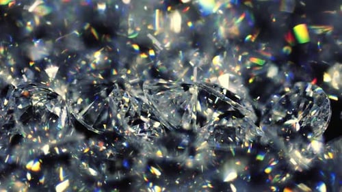 Kleine echte Diamanten rotieren auf schwarzem Tisch