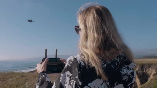 Eine Drohne fliegen