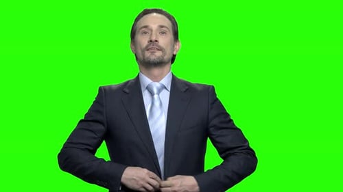 Homme d'affaires corrigeant sa cravate et prêchant