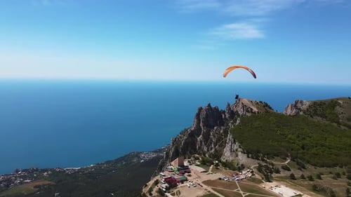 Ein Gleitschirm fliegt auf einem Gleitschirm vor der Kulisse der wunderschönen Gipfel