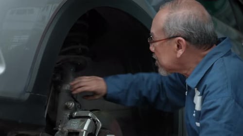 Mecânico masculino verificando e consertando carros com rodas, serviço de garagem, técnico automotivo, manutenção de homens