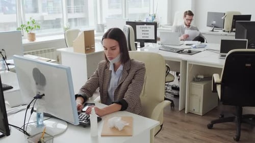 Responsables travaillant au bureau pendant la pandémie de Covi