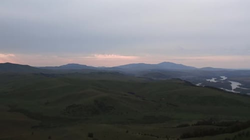 Luftaufnahme von einer Drohne auf Tal und Berge unter blauem Himmel mit Wolken