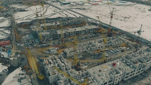 Terreno de construcción no operativo con grúas amarillas altas