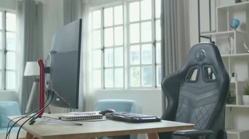 Desktop-Computer auf einem Tisch mit einem Stuhl im Arbeitszimmer zu Hause