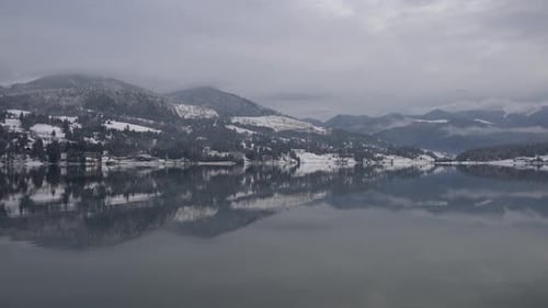 Berge spiegeln sich im Wasser