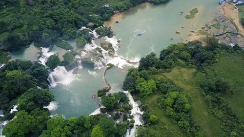 Luftaufnahme, Panoramaansicht des schönen Wasserfalls