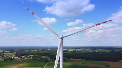 Nahaufnahme der großen Windmühle am blauen Himmel