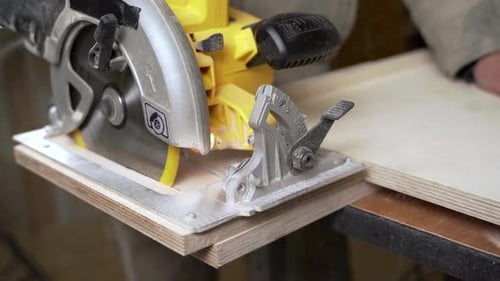 Kleine Unternehmen. Holzfräsen auf einer modernen automatischen Holzbearbeitungsmaschine