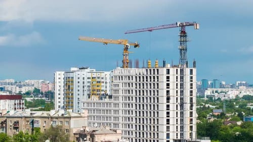 Time Lapse en el paisaje urbano, grandes grúas de torre construyen edificios de varios pisos