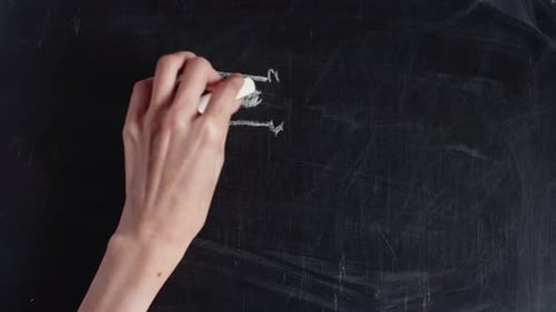 Le sperme et le préservatif sont dessinés sur un tableau noir avec une phrase à la craie Stop AIDS is at Bottom