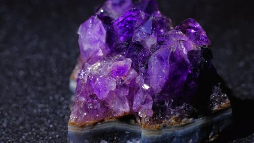 Natürliche Amethyst-Rotation 360 auf schwarzem Hintergrund