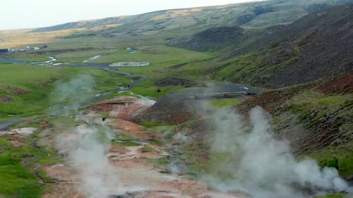 Drohnenansicht Geothermisches Gebiet in Island mit dampfenden Kratern, Landschaft und touristischer Erkundung